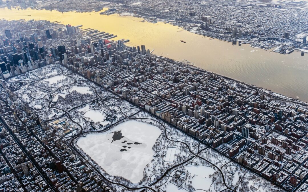 Nevada impacta Nueva York: Condiciones climáticas severas afectan la movilidad